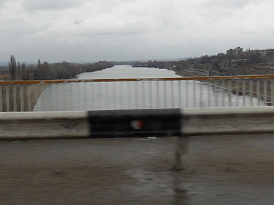 Tiraspol_Pod_Nistru Podul peste râul Nistru între Tighina și Tiraspol - un obiectiv strategic capturat de separatiști în 1992 și controlat și astăzi cu strășnicie. În apropiere se află și trupele rusești de menținere a păcii.