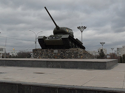 Tancul sovietic din centrul Tiraspolului reamintește în permanență de războiul civil din 1992