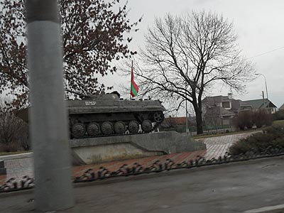 Memoria războiului civil cu Chișinăul din 1992 este ținută vie prin astfel de monumente - aici un tanc sovietic la ieșirea din Tighina (oraș pe malul de vest al Nistrului controlat de separatiștii nistreni).