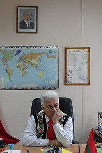 Sub portretul liderului nistrean Igor Smirnov, Valerian Tulgara oferă versiunea oficială 