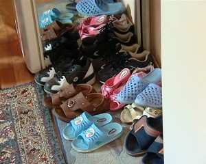 O pereche de papuci pentru fiecare locatar al camerei