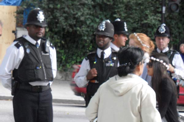 notting_hill_black_policeme
