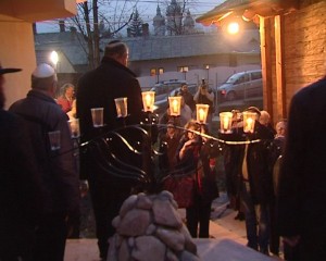 Luminile de Hanuka din curtea Sinagogii de lemn din Piatra Neamt, 2009