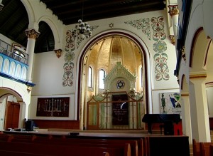 Interiorul sinagogii renovate din Bistriţa