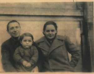 Nicolae alaturi de parintii sai, Moghilev 1943