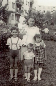 Mama cu patru copii