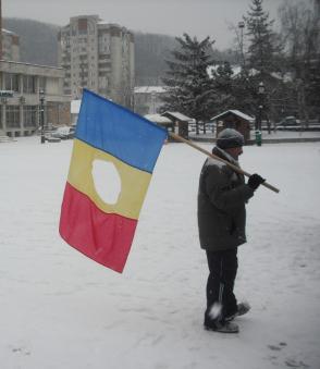 Steagul revoluţiei e din nou în stradă - foto. Matei Mircioane