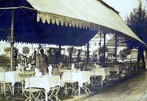 Terasa din fata Restaurantului Korona, 1929 (sursa gherlainfo)