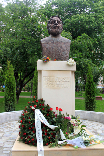 Statuia lui Adrian Paunescu, Bucuresti -Foto Paulina Eliza Duta