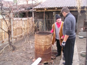 Sibiu 2011.Bunicul ii arata nepotului din Montreal cum se afuma slanina si carnatii