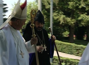 Î.P.S. Datev Hagopian, primatul Bisericii Apostolice Armene din România, în dialog cu Msgr. György Jakubinyi, arhiepiscop romano-catolic de Alba Iulia, administrator apostolic al Ordinariatului pentru Armenii Catolici din România.