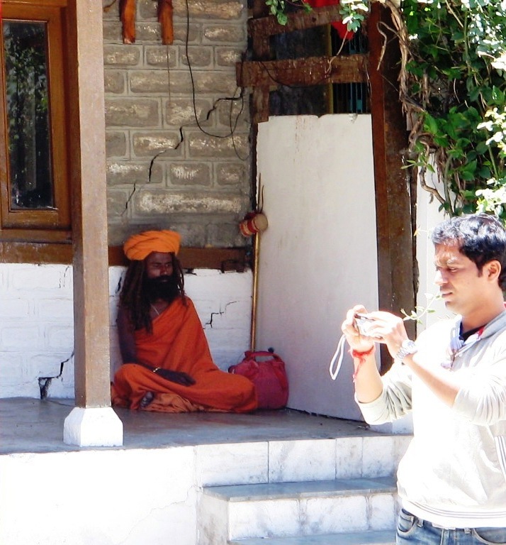 sadhu in fata unui templu hindus. Manali, India