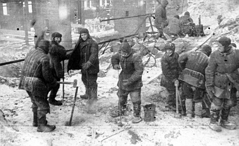 Gulag: deţinuţi construiesc o fabrică de cupru, 1949