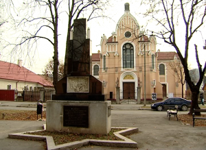 Bistrita-sinagoga-plus-monument-2-300x219.png?profile=RESIZE_710x